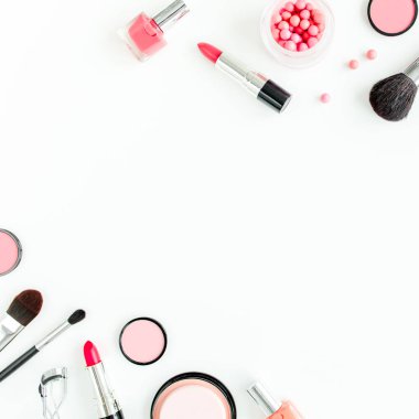 Profesyonel dekoratif kozmetik, beyaz arka planda makyaj malzemeleri metin için fotokopi alanı. Düz kompozisyon güzelliği, moda. düz yatış, üst görünüm