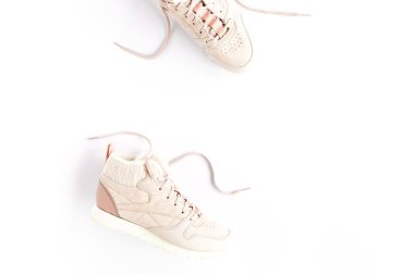 Beyaz arka planda pembe kadın ayakkabıları. Düz konum, üst görünüm minimum arkaplan. Moda blogu veya dergi konsepti.