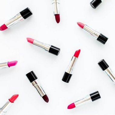 Beyaz arka planda renkli ruj seti. Profesyonel dekoratif kozmetik ürünler, reklam amaçlı ürünler. Güzellik, moda. düz yatış, üst görünüm