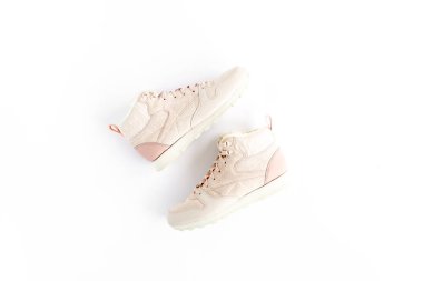 Beyaz arka planda pembe kadın ayakkabıları. Düz konum, üst görünüm minimum arkaplan. Moda blogu veya dergi konsepti.