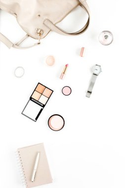 Beyaz arka planda kadın moda aksesuarları. Düz yatıyordu