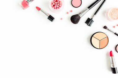 Profesyonel dekoratif kozmetik, beyaz arka planda makyaj malzemeleri metin için fotokopi alanı. Düz kompozisyon güzelliği, moda. düz yatış, üst görünüm