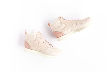 Beyaz arka planda pembe kadın ayakkabıları. Düz konum, üst görünüm minimum arkaplan. Moda blogu veya dergi konsepti.