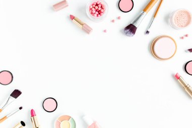 Profesyonel dekoratif kozmetik, beyaz arka planda makyaj malzemeleri metin için fotokopi alanı. Düz kompozisyon güzelliği, moda. düz yatış, üst görünüm