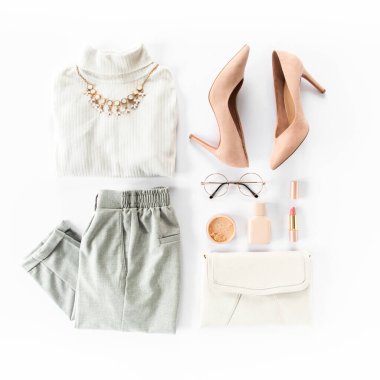 Kadın kıyafetleri ve aksesuarları beyaz arka planda. Modern ve gündelik kıyafetler. Moda, alışveriş ve makyaj konsepti. Düz yatış, üst görünüm. 