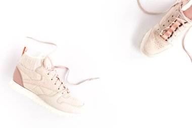 Beyaz arka planda pembe kadın ayakkabıları. Düz konum, üst görünüm minimum arkaplan. Moda blogu veya dergi konsepti.