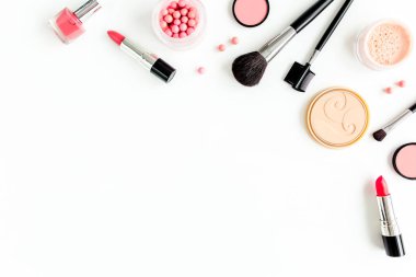 Profesyonel dekoratif kozmetik, beyaz arka planda makyaj malzemeleri metin için fotokopi alanı. Düz kompozisyon güzelliği, moda. düz yatış, üst görünüm