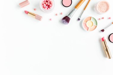 Profesyonel dekoratif kozmetik, beyaz arka planda makyaj malzemeleri metin için fotokopi alanı. Düz kompozisyon güzelliği, moda. düz yatış, üst görünüm