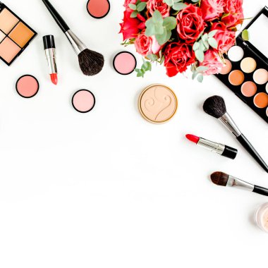 Profesyonel dekoratif kozmetik, beyaz arka planda makyaj malzemeleri. Düz kompozisyon güzelliği, moda. düz yatış, üst görünüm