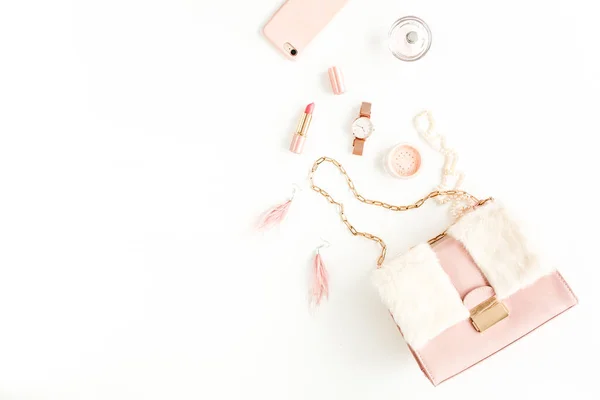 Borsa donna rosa con accessori alla moda: orologio, profumo, telefono, rossetto, orecchini su sfondo bianco. Posa piatta, vista dall'alto — Foto Stock