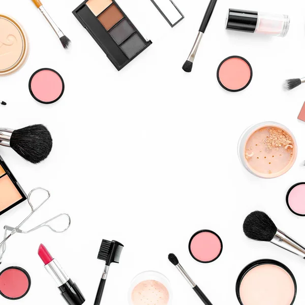 Professionele decoratieve cosmetica, make-up tools op witte achtergrond. Platte compositie schoonheid, mode. vlakke lay, bovenaanzicht — Stockfoto