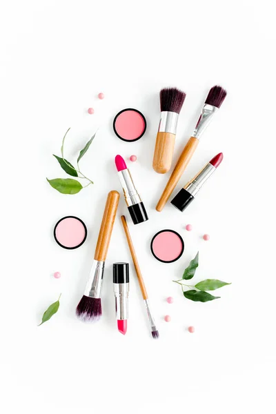 Professionele decoratieve cosmetica, make-up tools op witte achtergrond. Platte compositie schoonheid, mode. vlakke lay, bovenaanzicht — Stockfoto