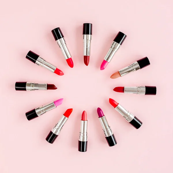 Set van lipsticks op roze achtergrond. Professionele decoratieve cosmetica, product pomade. Platte compositie schoonheid, mode. vlakke lay, bovenaanzicht — Stockfoto