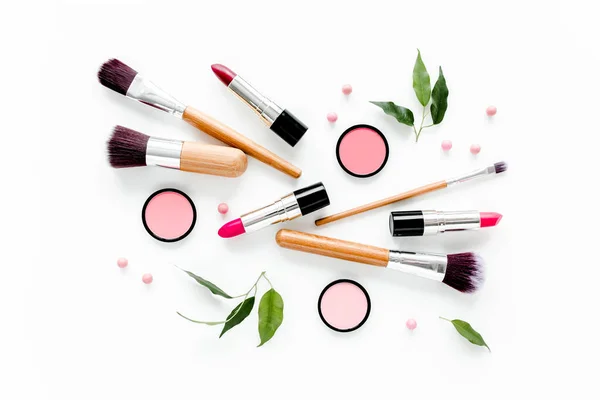 Professionele decoratieve cosmetica, make-up tools op witte achtergrond. Platte compositie schoonheid, mode. vlakke lay, bovenaanzicht — Stockfoto