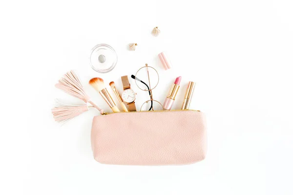 Composition à plat avec sac cosmétique rose avec des produits cosmétiques de maquillage, isolé sur fond blanc. Couché plat, vue du dessus. — Photo