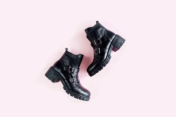 Schwarze Damenstiefel auf weißem Hintergrund. Flache Lage, Draufsicht minimaler Hintergrund. Modeblog oder Magazinkonzept. — Stockfoto