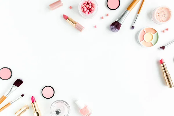 Professionele decoratieve cosmetica, make-up tools op witte achtergrond met kopieerruimte voor tekst. Platte compositie schoonheid, mode. vlakke lay, bovenaanzicht — Stockfoto