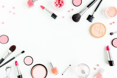 Profesyonel dekoratif kozmetik, beyaz arka planda makyaj malzemeleri metin için fotokopi alanı. Düz kompozisyon güzelliği, moda. düz yatış, üst görünüm