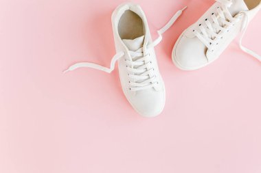 Kadın kıyafetleri ve aksesuarları beyaz arka planda. Modern ve gündelik kıyafetler. Moda, alışveriş ve makyaj konsepti. Düz yatış, üst görünüm. 