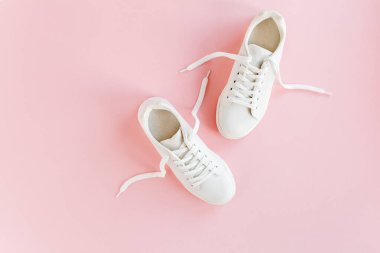 Kadın kıyafetleri ve aksesuarları beyaz arka planda. Modern ve gündelik kıyafetler. Moda, alışveriş ve makyaj konsepti. Düz yatış, üst görünüm. 