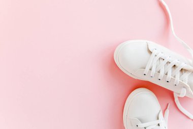 Kadın kıyafetleri ve aksesuarları beyaz arka planda. Modern ve gündelik kıyafetler. Moda, alışveriş ve makyaj konsepti. Düz yatış, üst görünüm. 