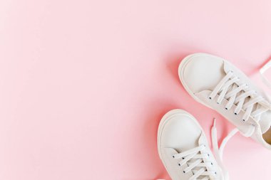 Kadın kıyafetleri ve aksesuarları beyaz arka planda. Modern ve gündelik kıyafetler. Moda, alışveriş ve makyaj konsepti. Düz yatış, üst görünüm. 