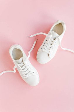 Kadın kıyafetleri ve aksesuarları beyaz arka planda. Modern ve gündelik kıyafetler. Moda, alışveriş ve makyaj konsepti. Düz yatış, üst görünüm. 