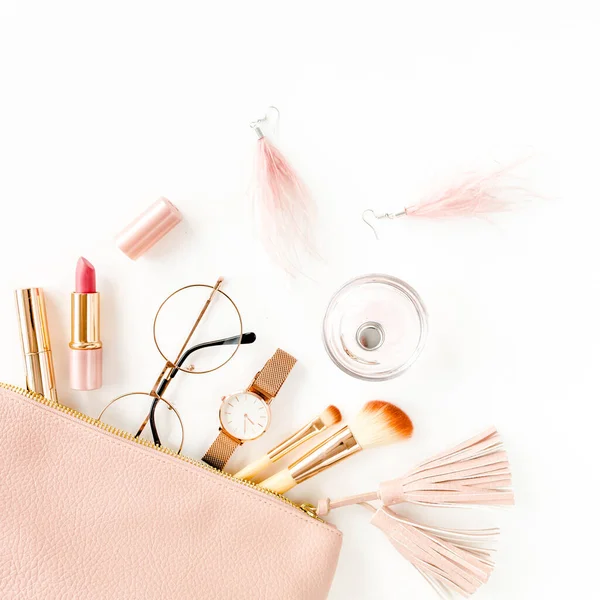 Flache Zusammensetzung mit rosa Kosmetiktasche mit kosmetischen Make-up-Produkten, isoliert auf weißem Hintergrund. Flache Lage, Draufsicht. — Stockfoto