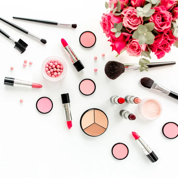 Professionele decoratieve cosmetica, make-up tools borstels op witte achtergrond. Platte compositie schoonheid, mode. Tijdschriften, sociale zaken. vlakke lay, bovenaanzicht — Stockfoto