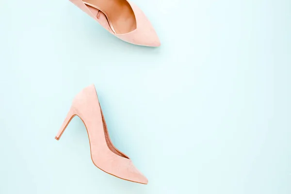 Pastelowe różowe kobiety buty na wysokim obcasie na niebieskim tle. Płaskie świeckie, top view trendy moda kobiece tło. Koncepcja bloga piękna. Wygląd bloga mody. — Zdjęcie stockowe