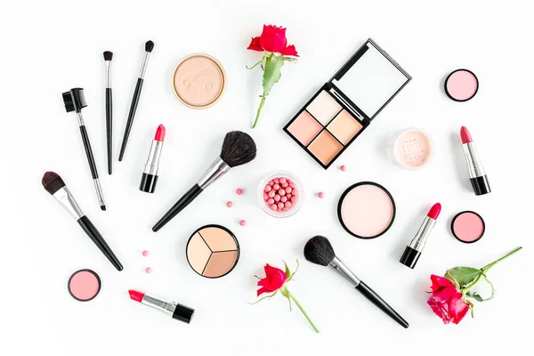 Professionele decoratieve cosmetica, make-up tools op witte achtergrond. Platte compositie schoonheid, mode. vlakke lay, bovenaanzicht — Stockfoto