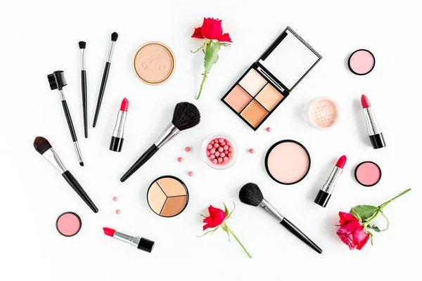 Professionelle dekorative Kosmetik, Make-up-Tools Pinsel auf weißem Hintergrund. Flache Zusammensetzung Schönheit, Mode. Zeitschriften, Gesellschaftsmagazine. flache Lage, Draufsicht — Stockfoto