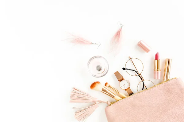 Composizione flat lay con sacchetto cosmetico rosa con prodotti cosmetici, isolato su sfondo bianco. Posa piatta, vista dall'alto. — Foto Stock