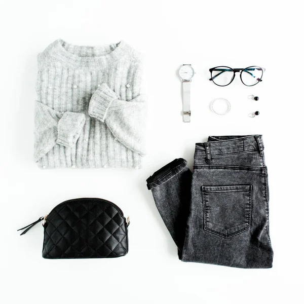 Frauen Mode Kleidung und Accessoires. Weibliche Jugendcollage von oben. Flacher, weiblicher Look mit warmem Pullover, Jeans, Brille. Ansicht von oben. — Stockfoto