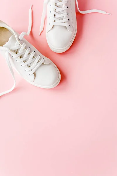 Ropa de mujer y accesorios establecidos sobre fondo blanco vista superior. atuendo moderno y casual. concepto de moda, compras y maquillaje. Piso tendido, vista superior. —  Fotos de Stock