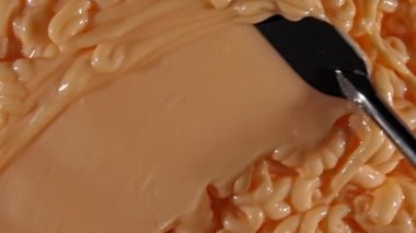 Sıvı kremin hareketi, dönüşümlü bej kozmetik doku. Kaplama, karalama geçmişi. Güzellik derisi ürün örneği. Ağır çekim. Üst Manzara. 4K UHD video