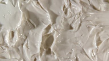 Yüz kremi, leke, kapatıcı, kozmetik sıvı fondöten, makyaj lekesi ya da krem bej rengi leke, makyaj fırçası. Hareket, güzellik cilt ürünü örneğinin rotasyonu. Yavaş çekim