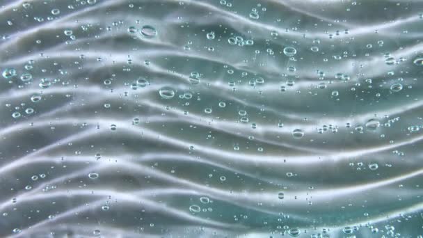 Bewegung, Rotation der flüssigen Creme Gel blau transparente kosmetische Textur mit Blasen. Biokosmetik, Medizin. Ansicht von oben. Makroschock — Stockvideo