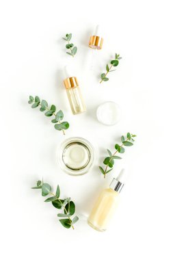 Okaliptüs yağı, okaliptüs yaprakları beyaz arka planda. Doğal, organik kozmetik ürünleri. Tıbbi, Doğal Serumlar. Düz yatış, üst görünüm.