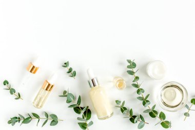 Okaliptüs yağı, okaliptüs yaprakları beyaz arka planda. Doğal, organik kozmetik ürünleri. Tıbbi, Doğal Serumlar. Düz yatış, üst görünüm.