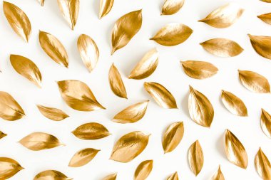 Beyaz arka planda izole edilmiş altın yapraklı desen. düz yatış, üst görünüm