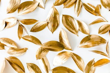 Beyaz arka planda izole edilmiş altın yapraklı desen. düz yatış, üst görünüm