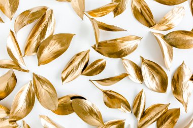 Beyaz arka planda izole edilmiş altın yapraklı desen. düz yatış, üst görünüm