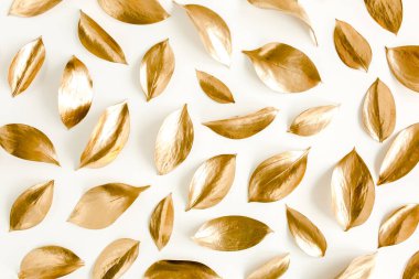 Beyaz arka planda izole edilmiş altın yapraklı desen. düz yatış, üst görünüm