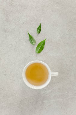 Çay yapraklı taze yeşil çay. Düz yerde, üst tarafta. Çay konsepti