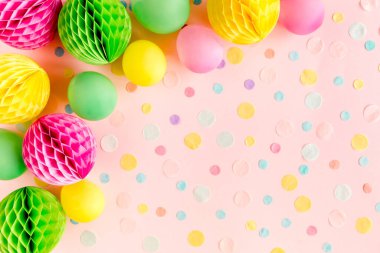 Pembe arka planda balonlar ve konfetiler. Doğum günü, tatil konsepti. Düz yerde, üst tarafta. Doğum günü partisi geçmişi
