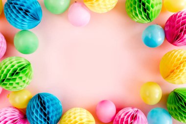 Balonlardan çerçeve ve pembe arka planda konfeti. Sevgililer günü, doğum günü, tatil konsepti. Düz yerde, üst tarafta. Doğum günü partisi geçmişi