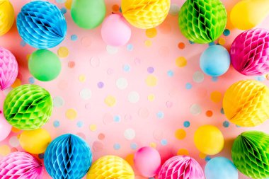 Balonlardan çerçeve ve pembe arka planda konfeti. Sevgililer günü, doğum günü, tatil konsepti. Düz yerde, üst tarafta. Doğum günü partisi geçmişi