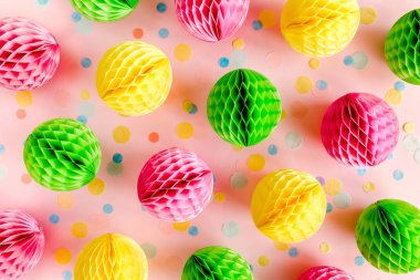 Pembe arka planda balonlar ve konfetiler. Doğum günü, tatil konsepti. Düz yerde, üst tarafta. Doğum günü partisi geçmişi