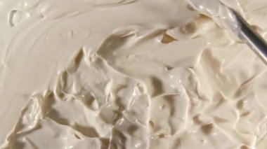 Yüz kremi, leke, kapatıcı, kozmetik sıvı fondöten, makyaj lekesi ya da krem bej rengi leke, makyaj fırçası. Hareket, güzellik cilt ürünü örneğinin rotasyonu. Yavaş çekim